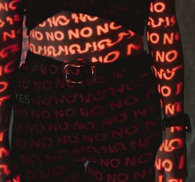 红黑心形印花长裤